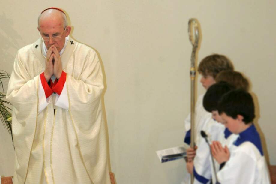 Papa acepta renuncia del polémico jefe de la Iglesia irlandesa