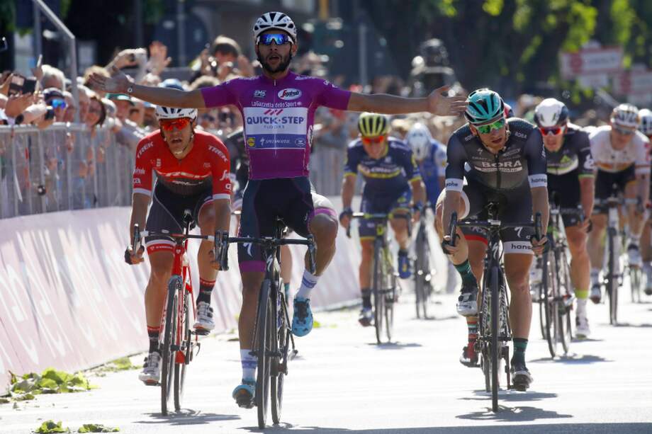 Fernando Gaviria celebra en la llegada a la meta de la etapa 13 del Giro de Italia, este viernes, en Tortona. / AFP