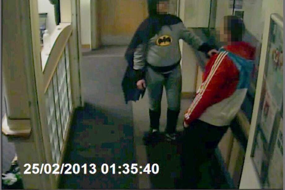"Batman" entregó a un delincuente a la Policía en Inglaterra