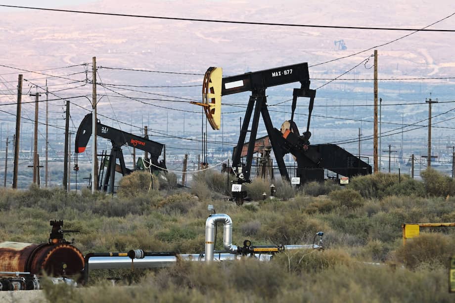 Bombas extractoras extraen petróleo de los pozos del yacimiento Midway-Sunset, el más grande de California, Estados Unidos.