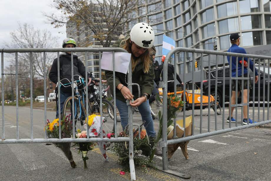Una mujer ata un pañuelo, en memoria de las víctimas del atentado en Manhattan. / AFP