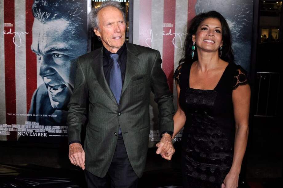 El actor y director estadounidense, Clint Eastwood y Dina.
