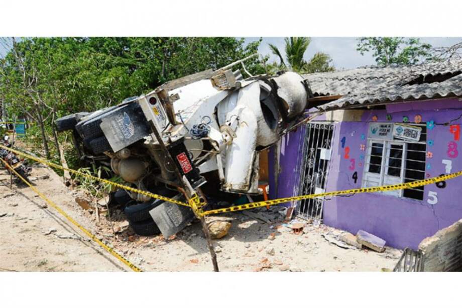 Siete niños heridos tras volcamiento de camión en un hogar comunitario