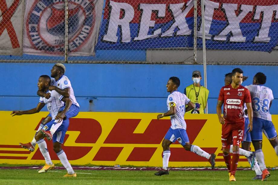 Alfredo Stephens (i), del 9 de Octubre, celebra el primer gol anotado al Deportivo Independiente Medellín. // EFE-Ariel Ocho