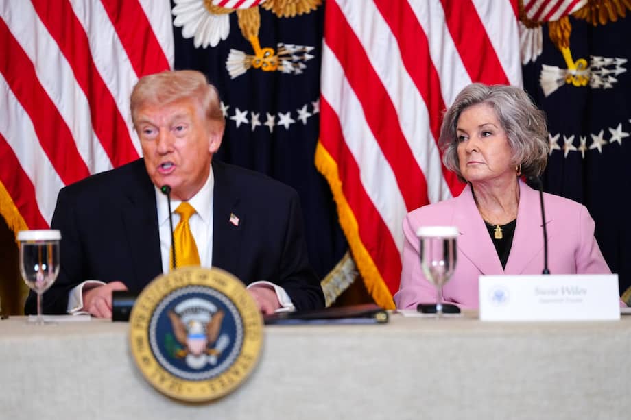 La jefa de gabinete de la Casa Blanca, Susie Wiles (derecha), observa mientras el presidente de Estados Unidos, Donald Trump, habla.