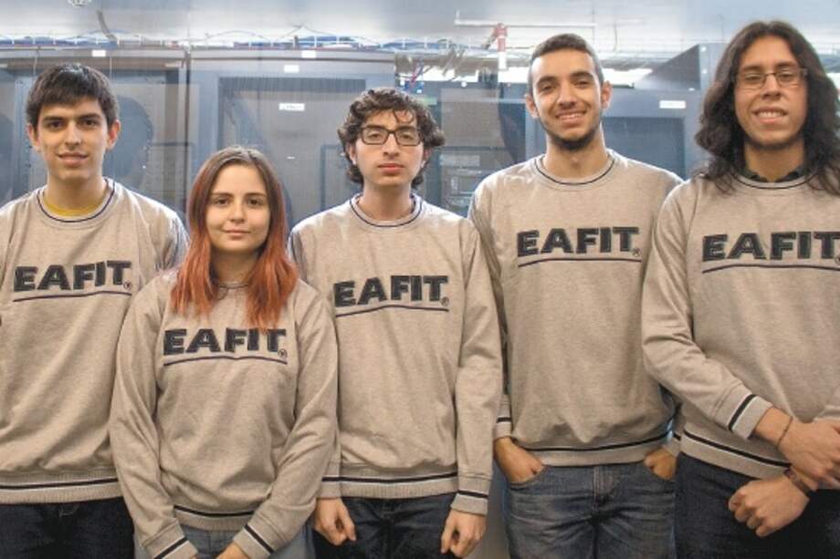 El profesor Juan Guillermo Lalinde, junto a los estudiantes del equipo de la U. Eafit: Juan David Arcila, Manuela Carrasco, Sebastián Patiño, Hámilton Tobón y Andrés Felipe Zapata. / Cortesía Eafit