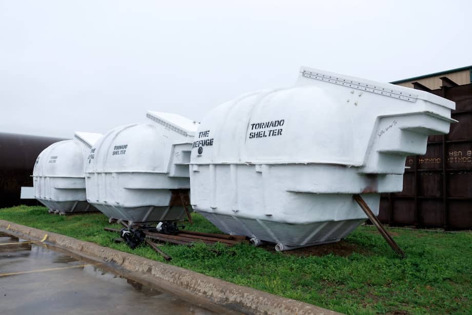 Refugios contra tornados en el exterior de la fábrica Atlas Survival Shelters en Sulphur Springs, Texas, el 7 de marzo de 2026.
