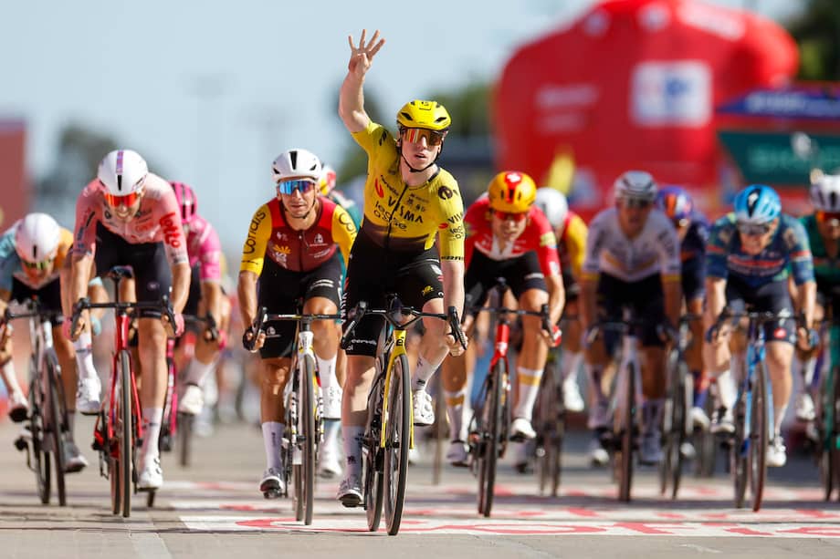 El ciclista británico del Visma Lease a Bike, Matthew Brennan, celebra su victoria en la etapa 16 de la Vuelta a España.