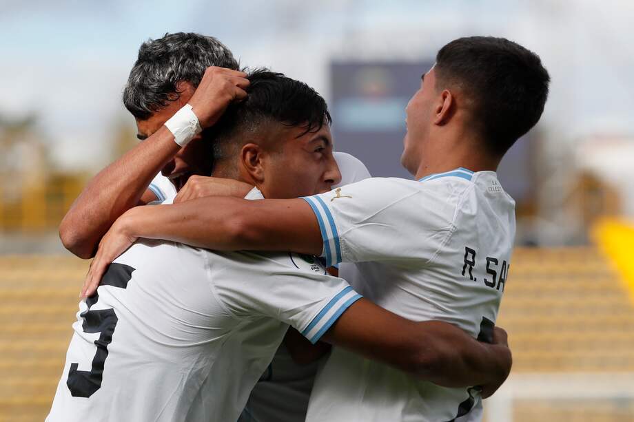Fabricio Díaz (i) de Uruguay celebra un gol de penalti con sus compañeros en un partido de la fase final del Campeonato Sudamericano Sub'20 contra Venezuela.