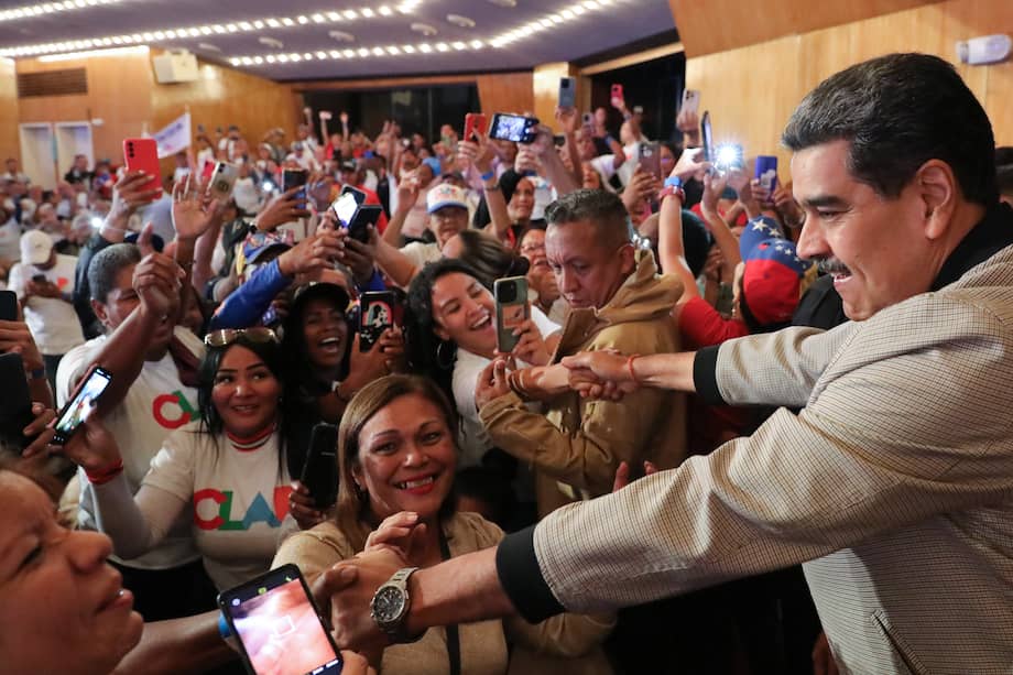 El presidente de Venezuela, Nicolás Maduro (d), saludando a seguidores este martes, en un acto de gobierno en Caracas (Venezuela).