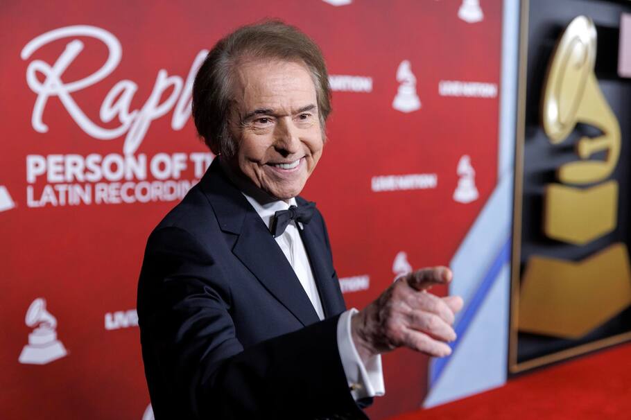 El cantante español Raphael, galardonado con el premio, asiste anoche a la 26ª ceremonia de entrega del premio 'Persona del Año' de los Grammy Latinos en el Mandalay Bay de Las Vegas, Nevada. EFE/CRISTOBAL HERRERA-ULASHKEVICH