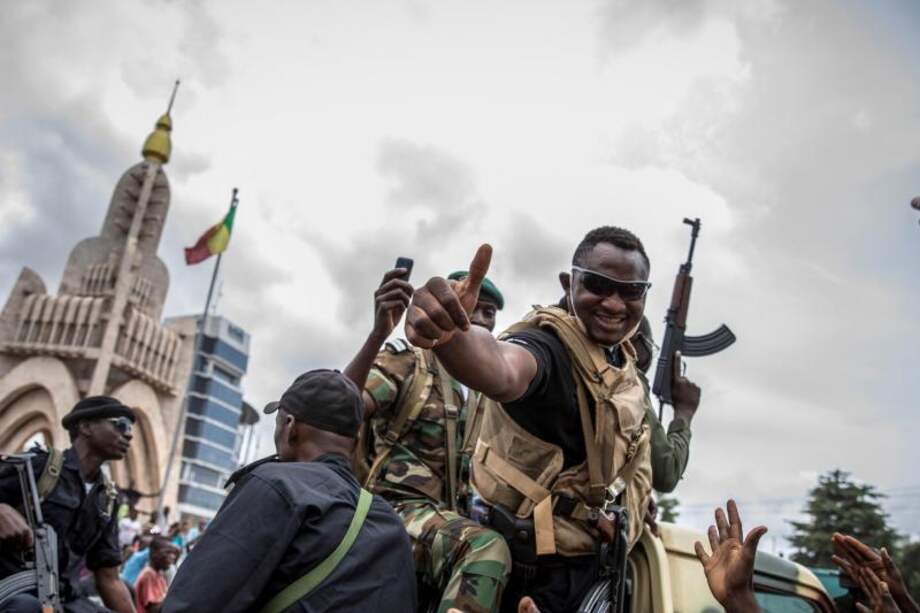 Un soldado maliense saluda a simpatizantes en las calles de Bamako, en Malí.