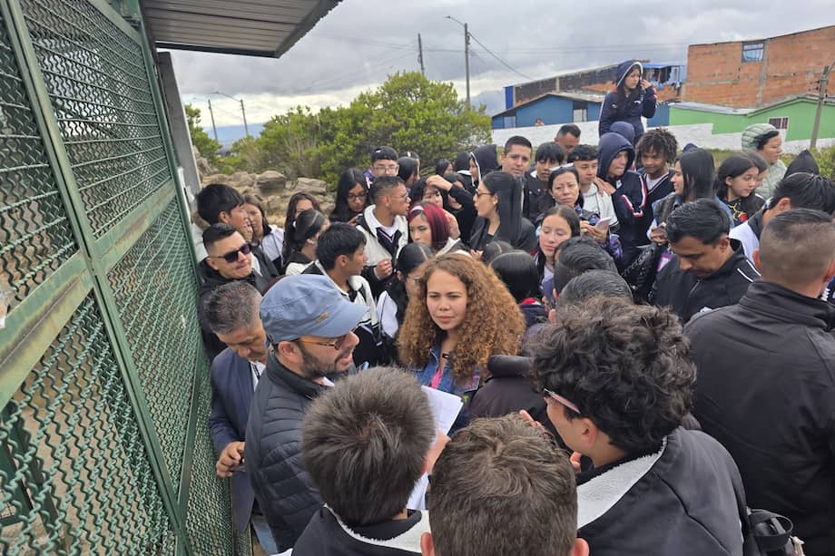 La ministra Yesenia Olaya se encuentra en el Colegio Sierra Morena en Ciudad Bolívar. /Minciencias