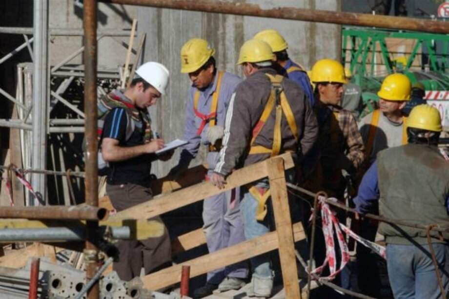 Centrales obreras y empresarios rechazan propuesta del Gobierno sobre horas extras