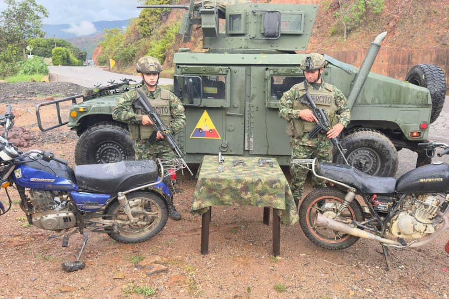 En el registro del área, las tropas incautaron tres armas cortas, munición de diferentes calibres y dos motocicletas.