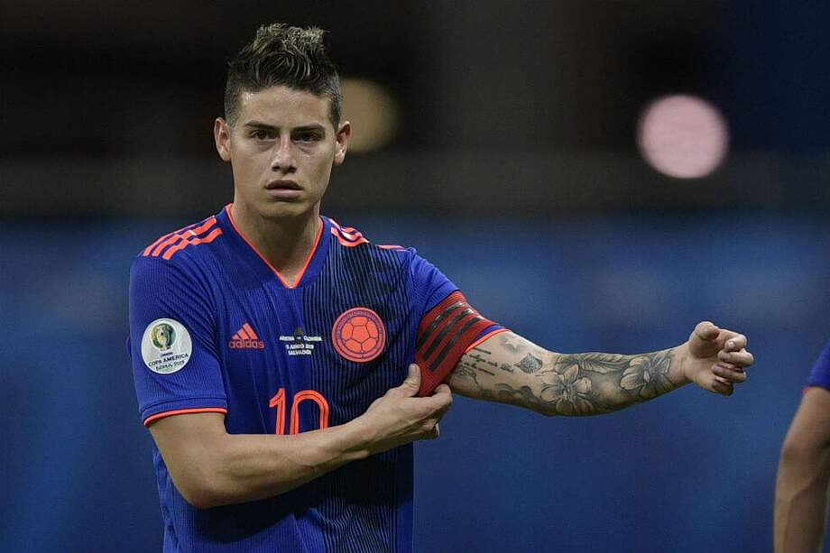 James se quedó con la banda de capitán cuando Radamel Falcao García. / AFP