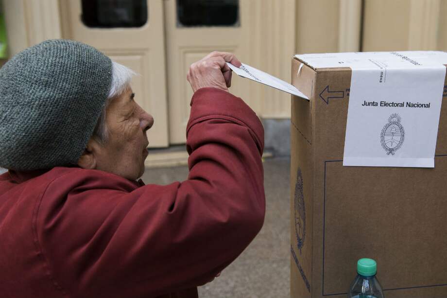 Los comicios del domingo con casi 34 millones de ciudadanos en el padrón fueron de hecho un plebiscito favorable a la gestión de Macri y una forma de medir fuerzas en las urnas. / AFP