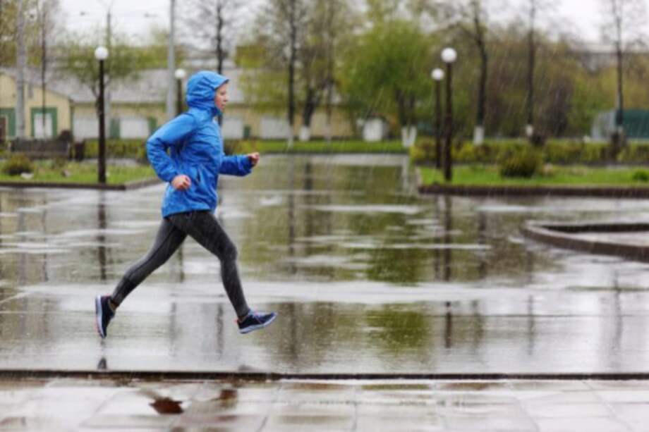 Con la ropa adecuada, un calentamiento completo, precauciones en la pisada y atención a la recuperación, es posible transformar un escenario adverso en una oportunidad para superarse. Lo importante es comprender que cada gota, lejos de ser un obstáculo, puede convertirse en parte de la experiencia de correr, siempre que se la enfrente con respeto y preparación.
