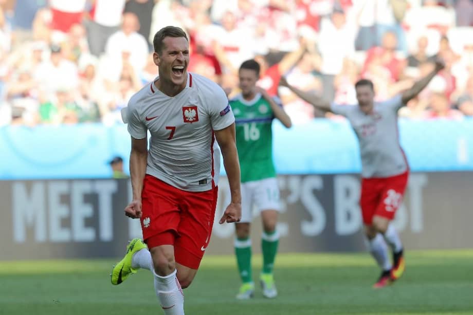 El delantero Arkadiusz Milik celebra su gol convertido al minuto 51. / AFP