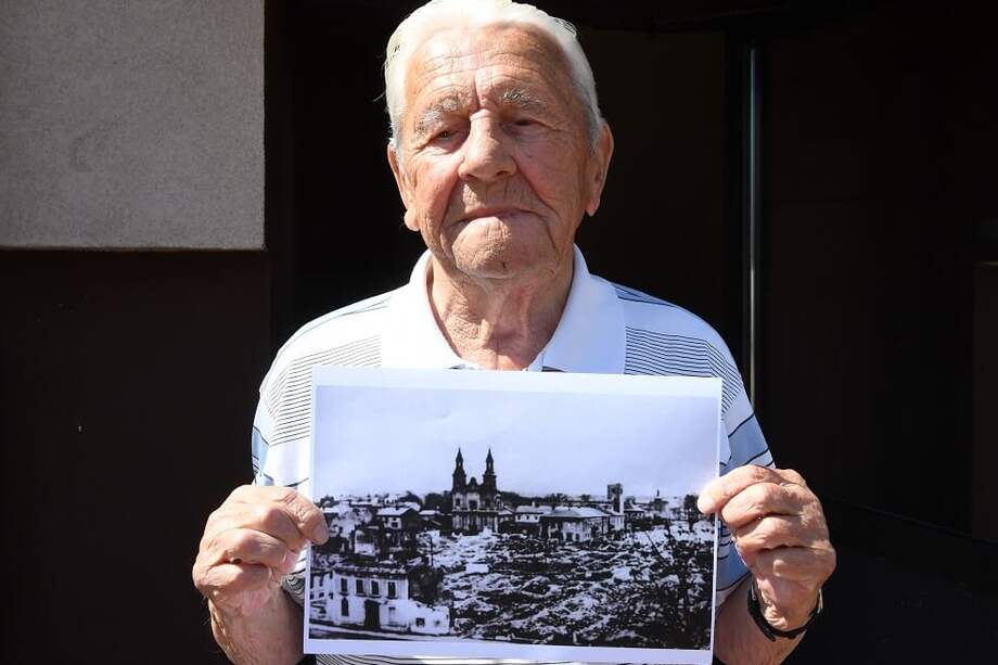 Tadeusz Sierandt, un testigo de los bombardeos de Wielun, sostiene una foto del pueblo destruido hace 8 años. / AFP