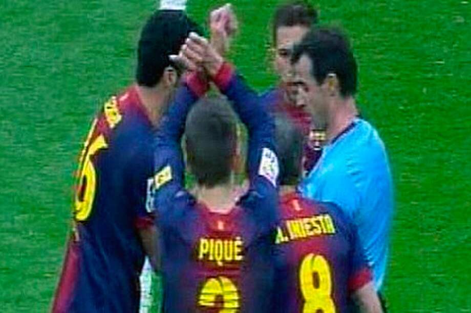 Árbitros piden sancionar a Piqué por su gesto de esposas en Madrid-Barça
