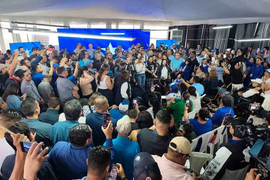 Simpatizantes del candidato a la presidencia Nasry 'Tito' Asfura, celebran en la sede del Partido Nacional este miércoles, en Tegucigalpa (Honduras).