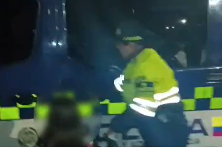Momento en el cual la niña es recogida por la Policía.