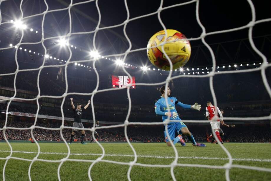 Momento de uno de los goles que recibió este miércoles el Arsenal. / AFP