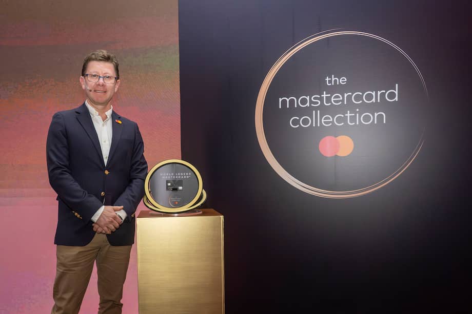 Un pedestal dorado exhibe la nueva tarjeta World Legends de Mastercard, presentada en Bogotá como parte de la apuesta global por experiencias premium.