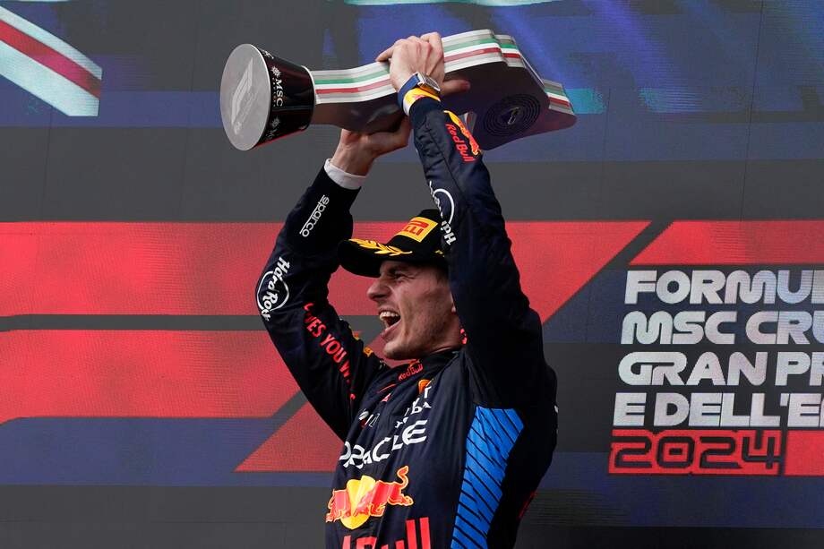 El piloto de Red Bull Racing, Max Verstappen, de Holanda, celebra en el podio tras ganar el Gran Premio de Fórmula Uno 1 de Emilia Romagna en Imola, Italia, el 19 de mayo de 2024.