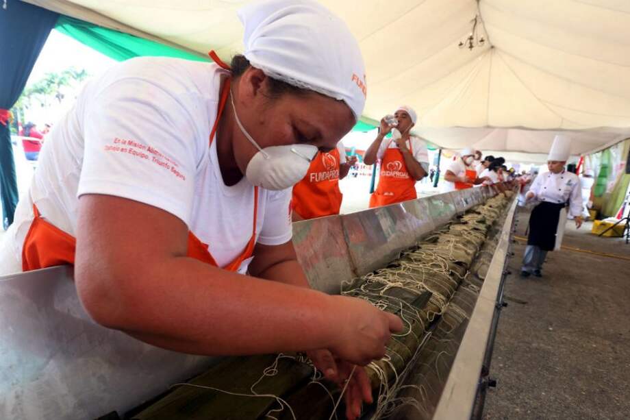 Elaboración de la hallaca (tamal) más grande del mundo.