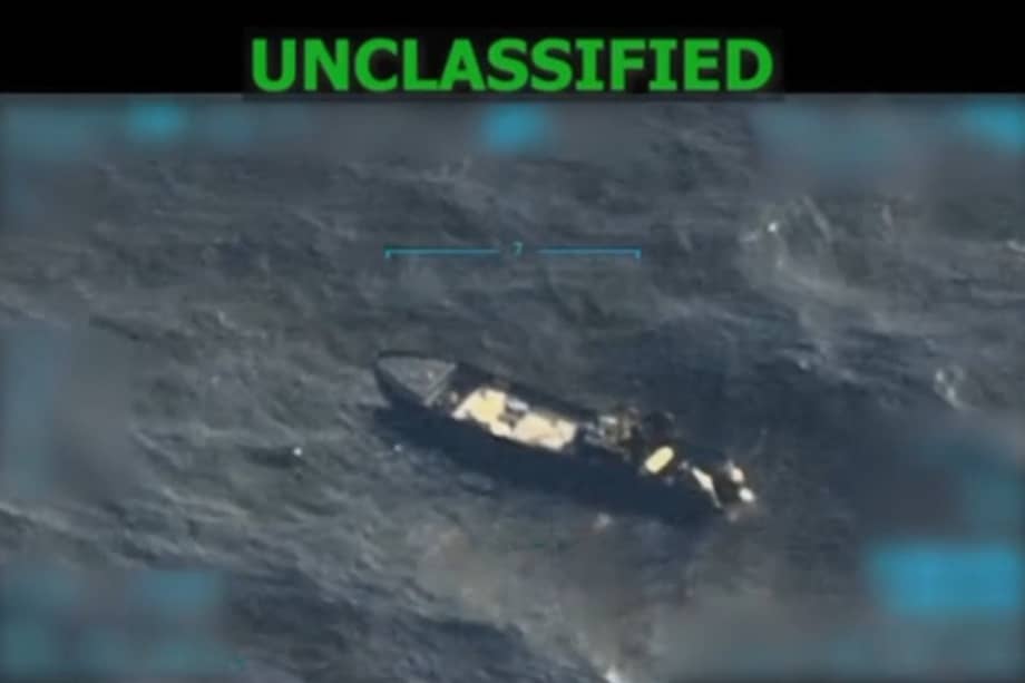 Captura de video que muestra el momento de un ataque a una lancha en el mar Caribe, que, según Trump, transportaba narcotraficantes venezolanos.