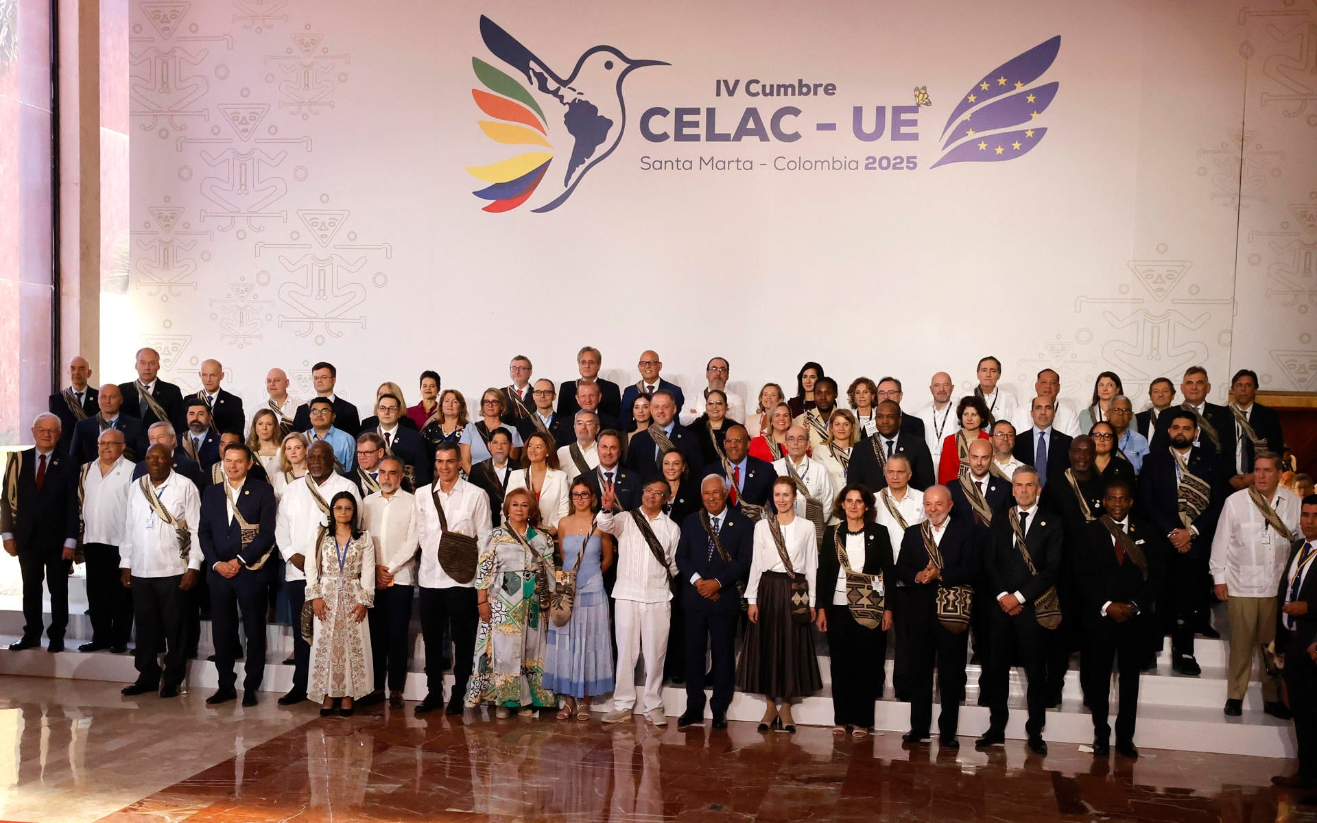 FOTODELDÍA AME7335. SANTA MARTA (COLOMBIA), 09/11/2025.- El presidente de Colombia Gustavo Petro (c), acompañado de los asistentes a la ceremonia de apertura de la IV Cumbre CELAC-UE, posan en la foto oficial este domingo, en Santa Marta (Colombia).  El número de jefes de Estado y de Gobierno que asistirán a la IV Cumbre de la Comunidad de Estados Latinoamericanos y Caribeños (CELAC) y la Unión Europea (UE) en la ciudad colombiana de Santa Marta se redujo de doce a nueve, informaron fuentes oficiales. EFE/ Mauricio Dueñas Castañeda
