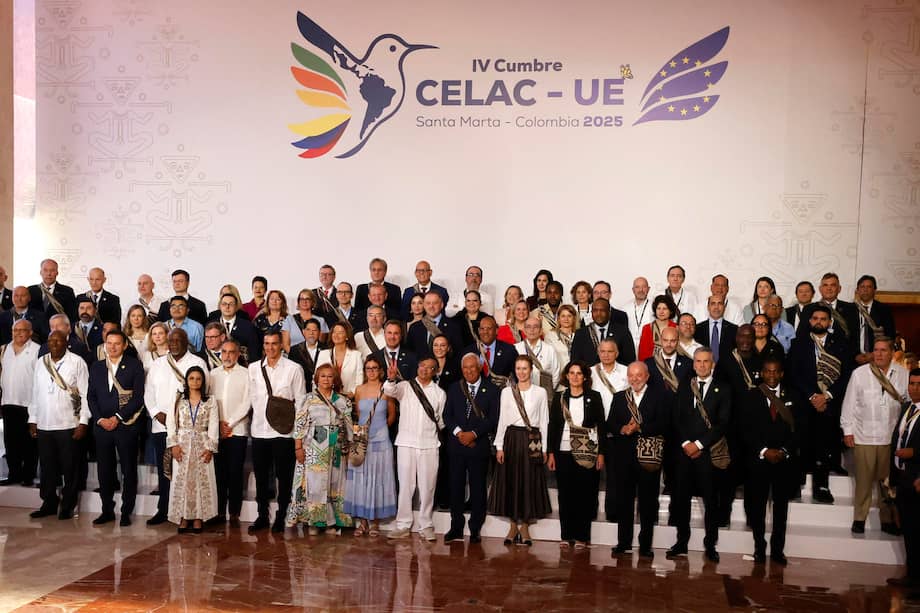 El presidente de Colombia Gustavo Petro (c), acompañado de los asistentes a la ceremonia de apertura de la IV Cumbre CELAC-UE. EFE/ Mauricio Dueñas Castañeda