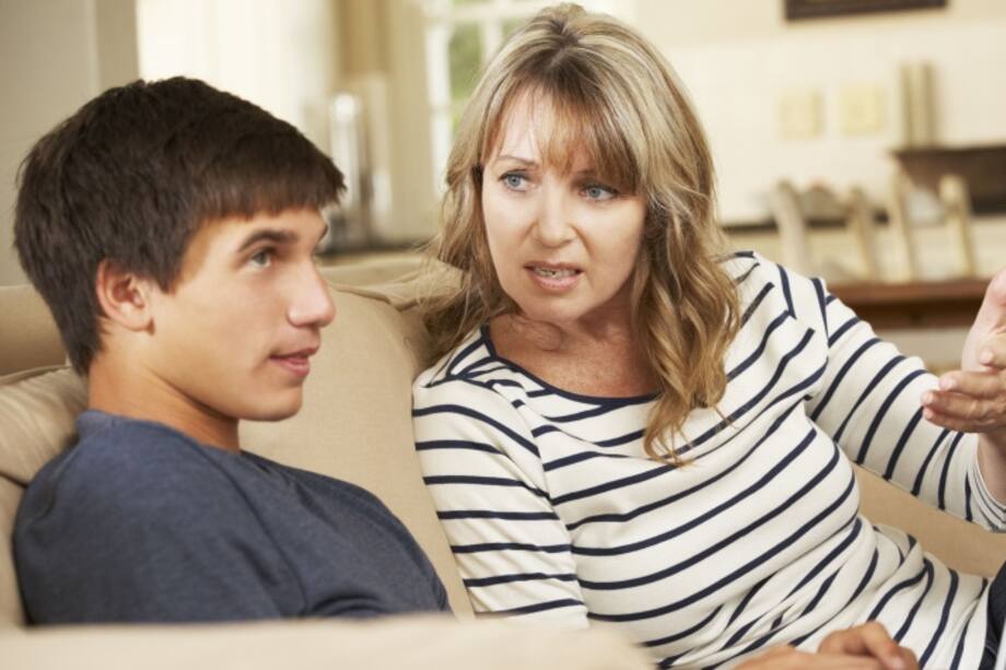 mama hablando con su hijo