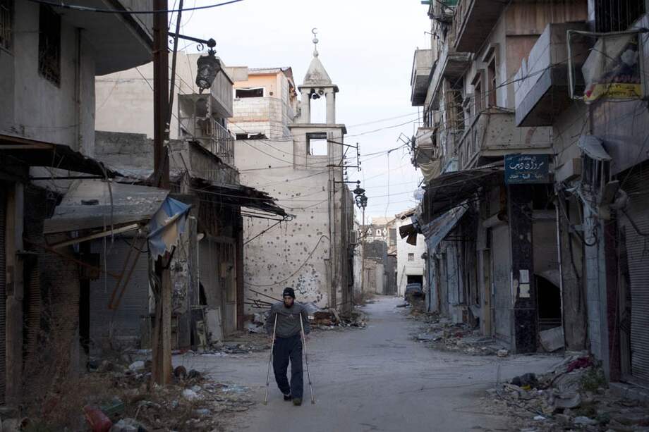Cerca de 611 mujeres, ancianos y niños sirios fueron evacuados ayer de la ciudad de Homs. / AFP