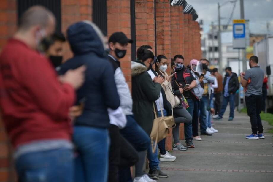 El Gobierno admite que hubo aglomeraciones en algunos sitios, de varias ciudades. La pandemia no necesita mucho espacio para crecer.