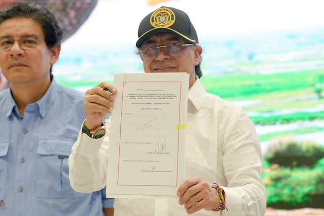 Президент Густаво Петро подписывает закон об аграрной юрисдикции.