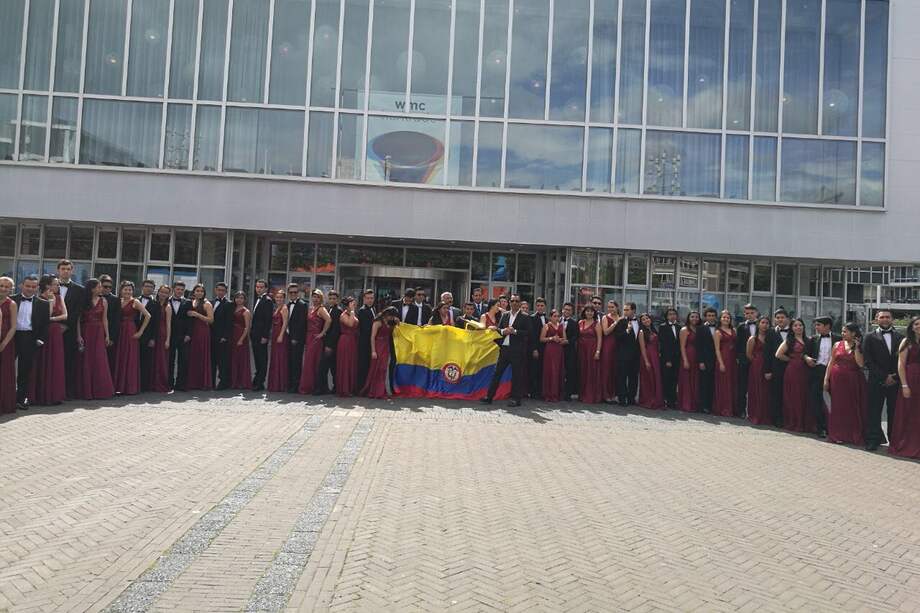 La Banda Sinfónica de Cajicá frente al Theater Heerlen de Kekrade. / Cortesía.