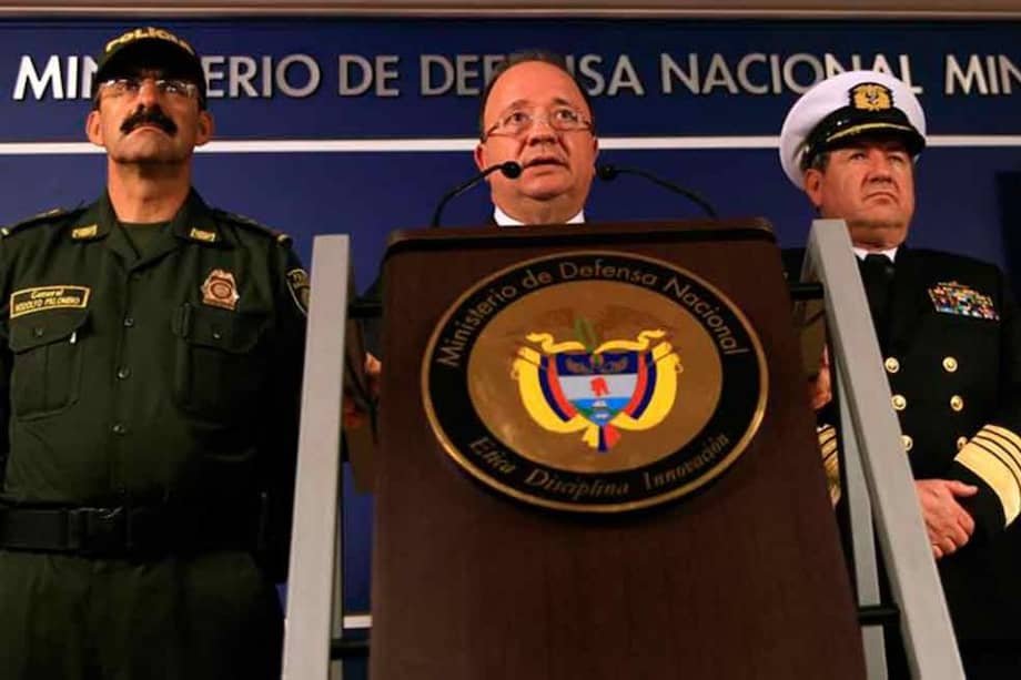 El ministro de Defensa, Luis Carlos Villegas, en compañía del comandante de la Policía, general Rodolfo Palomino, y el almirante Henry John Blain Garzón. / Agencia EFE