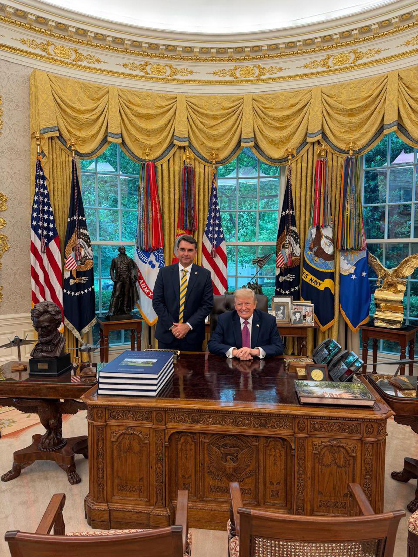 Flávio Bolsonaro se reunió con Trump para impulsar su candidatura presidencial contra Lula
