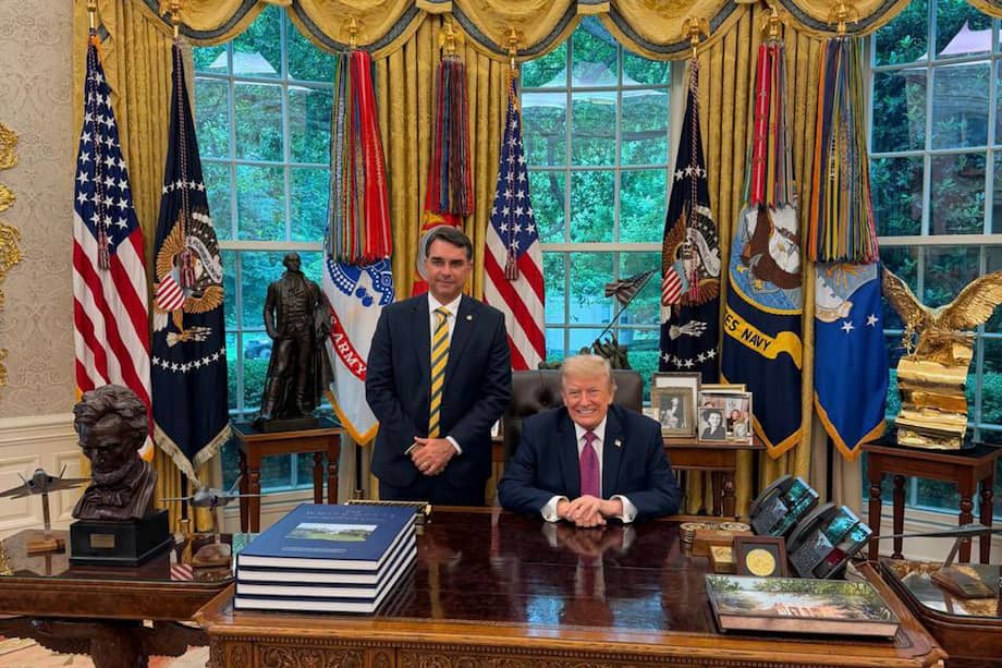 Flávio Bolsonaro compartió una foto en redes sociales con Donald Trump, tras lo cual dijo que la reunión que sostuvo con él demostró el aprecio que el presidente estadounidense les tiene a él y a Brasil.