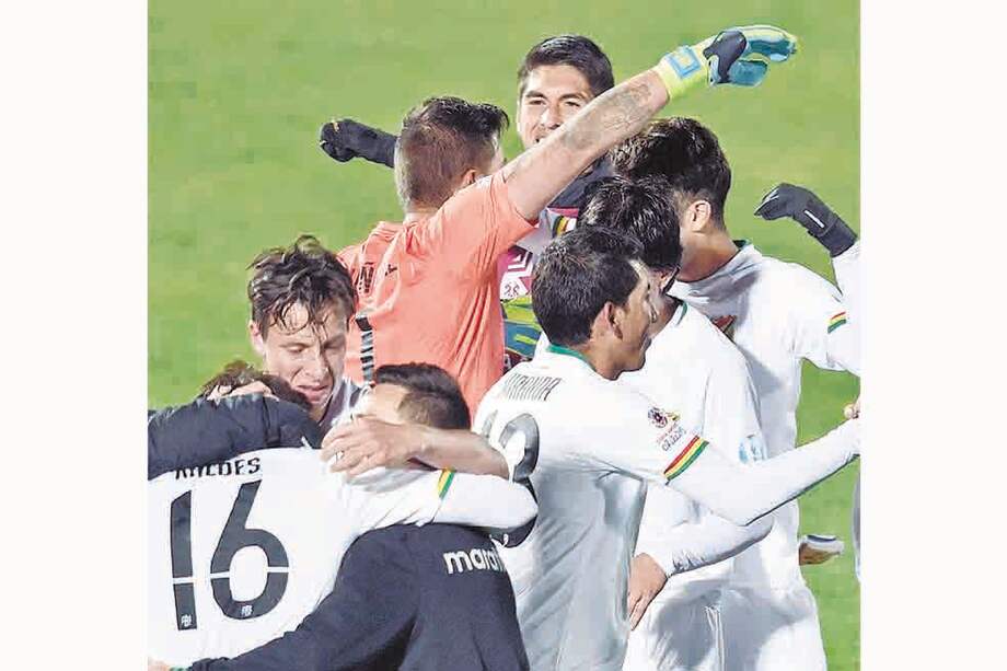 Los jugadores de las selección de Bolivia celebraron la victoria ante Ecuador por 3-2. /AFP