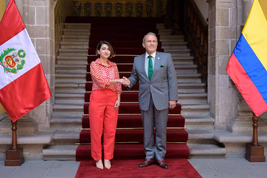 Los ministros de Relaciones Exteriores de Colombia y Perú, Laura Sarabia y Elmer Schialer, respectivamente, se reunieron en Lima.