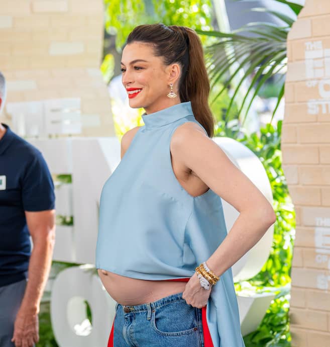 Anne Hathaway, su jean de tiro bajo y el cambio en la manera de mostrar el embarazo