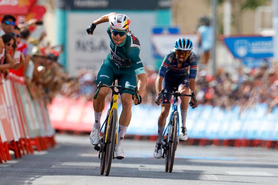 Wout van Aert celebra su victoria en la etapa 13 de la Vuelta a España 2026.