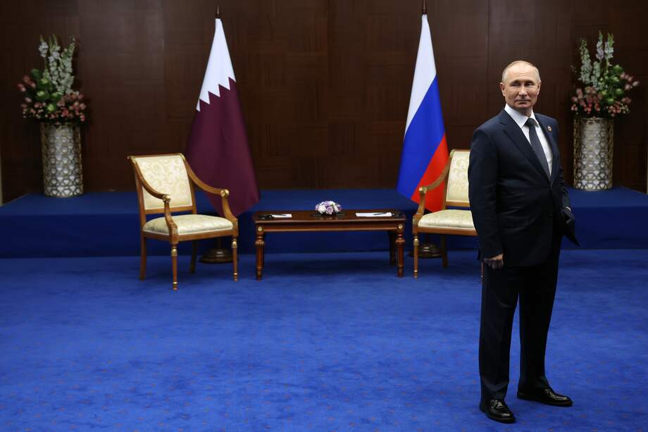 El presidente ruso, Vladimir Putin, espera al emir de Qatar, el jeque Tamim Bin Hamad Al-Thani.