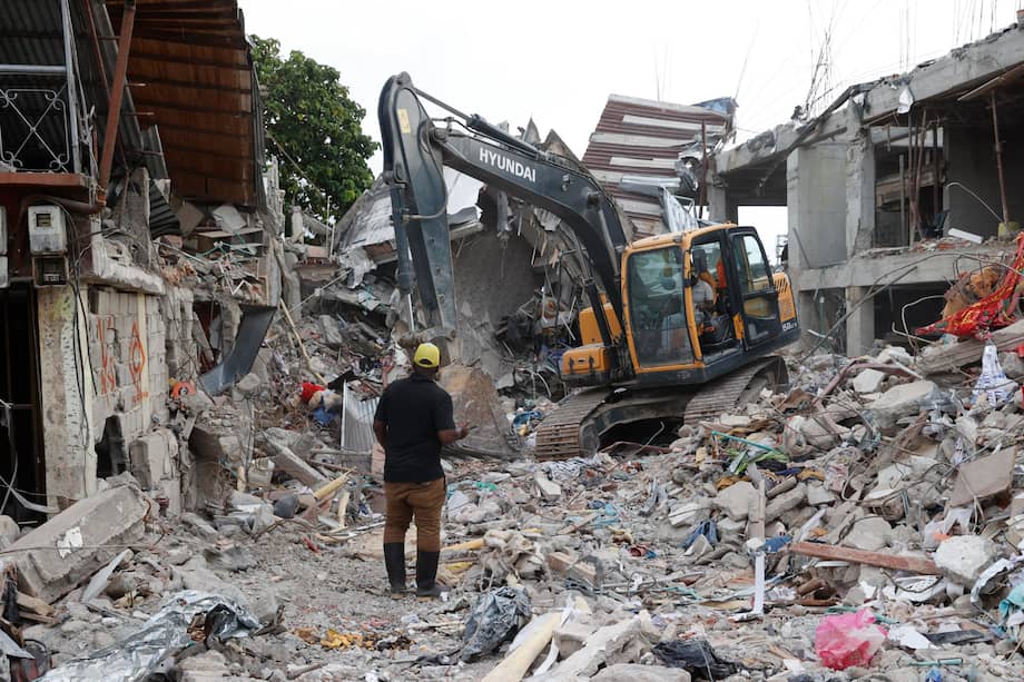 Maquinaria pesada remueve escombros de un edificio destruido por el terremoto en Quibdó, Chocó, una de las ciudades más afectadas.