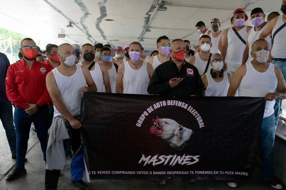 Jóvenes de las “autodefensas electorales” Mastines, supuestamente formados para evitar irregularidades durante las próximas elecciones de México.
