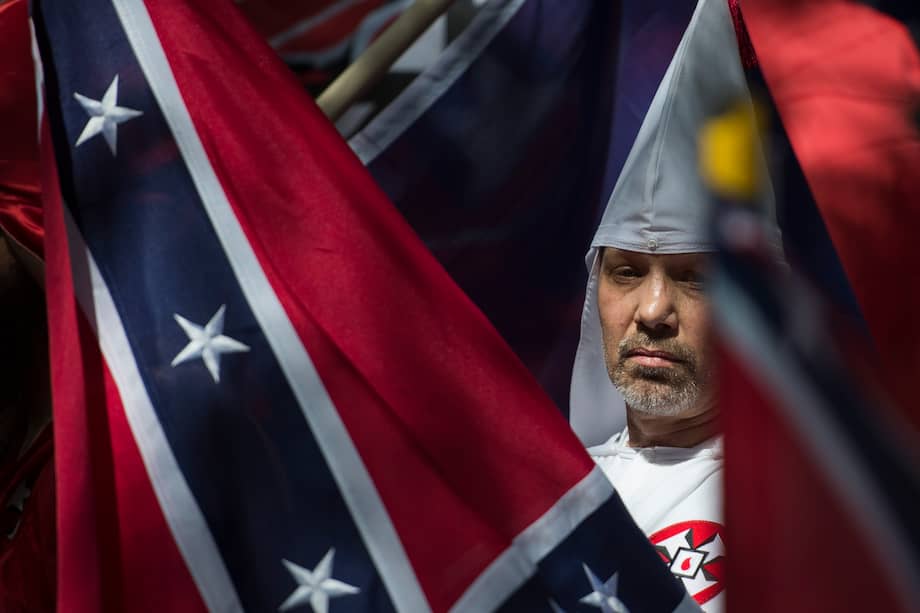 Las redes sociales se han convertido en el centro de operaciones de desinformación y amenazas de estos grupos. AFP